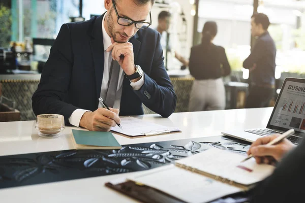 Hombres de negocios escribiendo en cuaderno —  Fotos de Stock