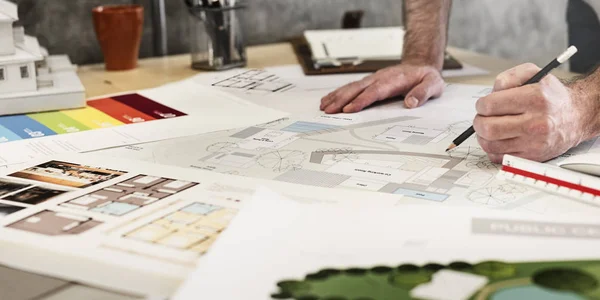 Arsitek bekerja dengan Blueprint — Stok Foto