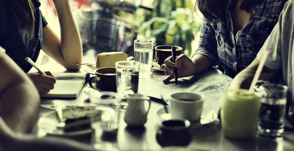 Pessoas bebendo café — Fotografia de Stock