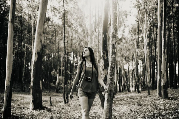 Mulher andando na floresta — Fotografia de Stock