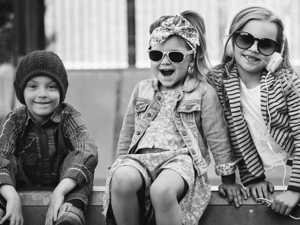Modieuze Kids buiten — Stockfoto