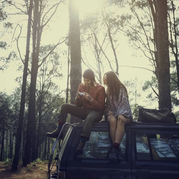 Casal sentado no carro na floresta — Fotografia de Stock