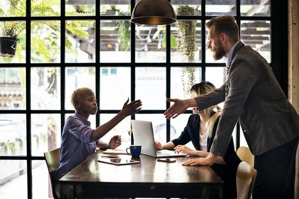 Business people shake hands in the office — Stock fotografie