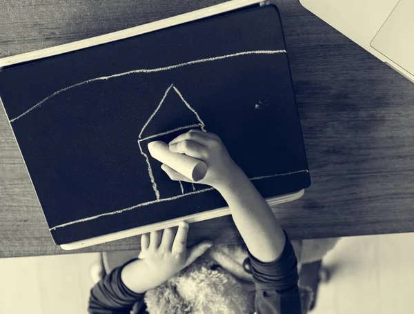 Девочка рисует на доске — стоковое фото