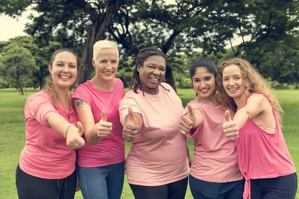 Les femmes se soutiennent mutuellement — Photo