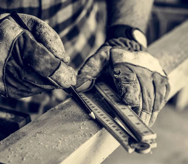 Pekerja kayu pengrajin di bengkel — Stok Foto