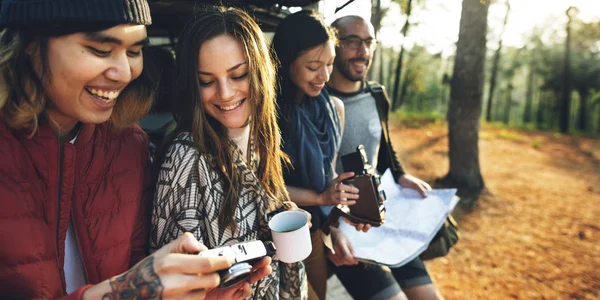 Jovens amigos viajantes na floresta — Fotografia de Stock