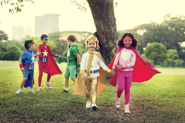 Superheld Kids samen spelen — Stockfoto