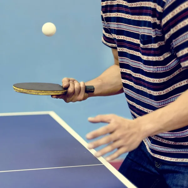 Ping Pong tutan adamın raket — Stok fotoğraf