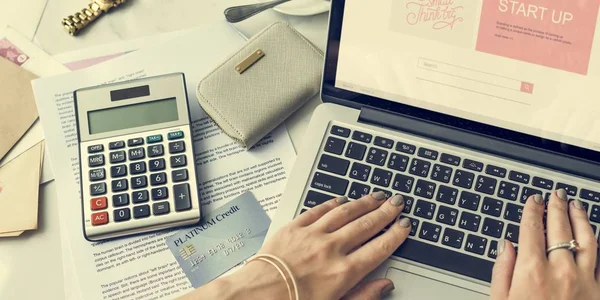 Frau arbeitet am Laptop — Stockfoto