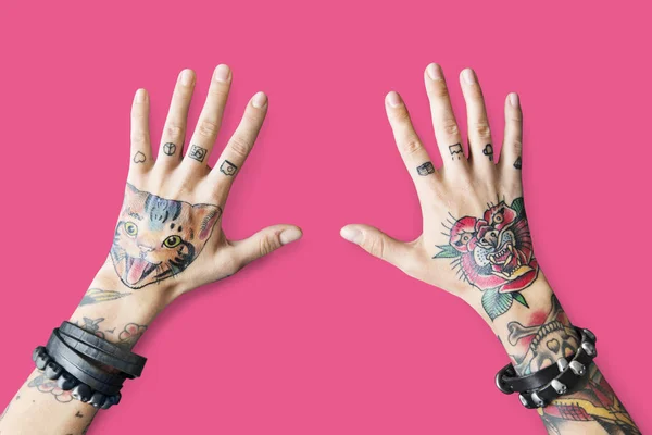 Le mani della donna nei tatuaggi — Foto Stock