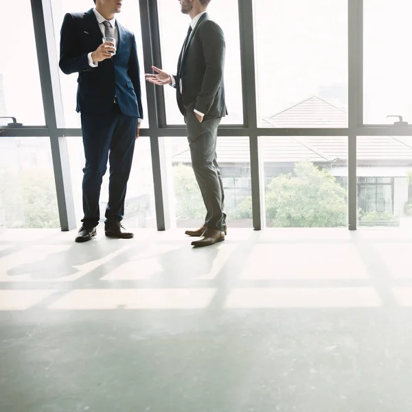 Imprenditori che lavorano in ufficio — Foto Stock