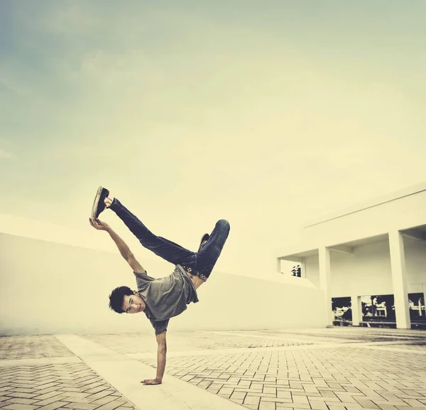 Guy bailando breakdance — Foto de Stock