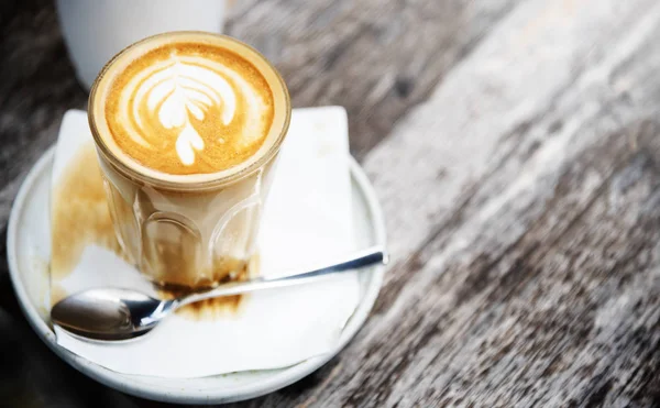 Café latte na xícara na mesa — Fotografia de Stock