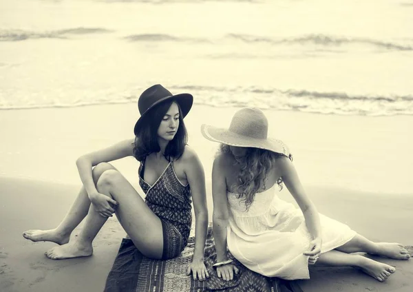 Girls sitting on Beach — Stock Photo, Image