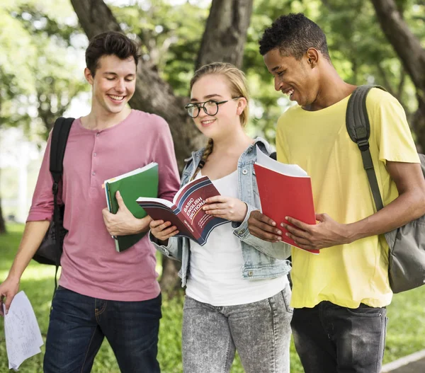Jovens estudantes com livros — Fotografia de Stock