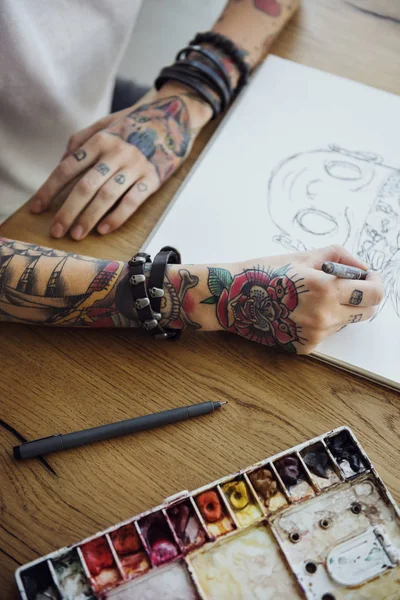 Vrouw met tatoeages tekening — Stockfoto