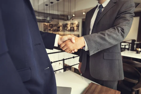 Empresários apertando as mãos — Fotografia de Stock