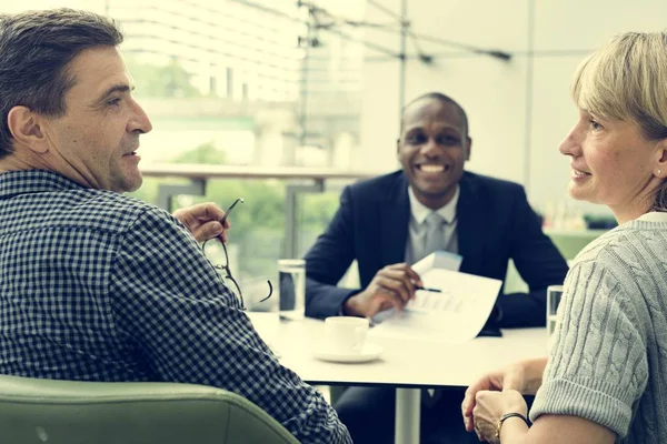 Affärsmän ha diskussion vid möte — Stockfoto