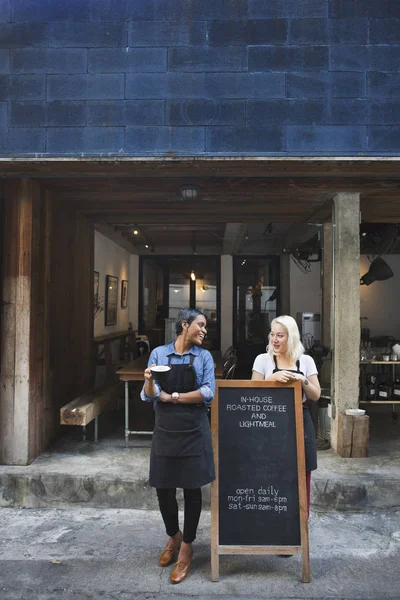 Barista vrouwen bij koffie shop — Stockfoto