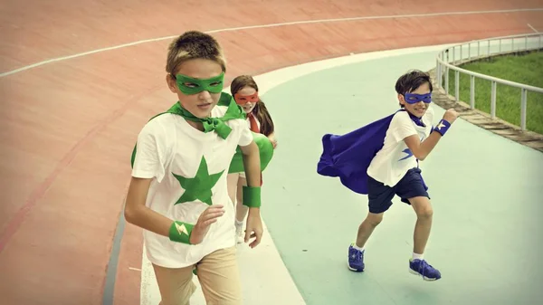 Дети в костюмах супергерои — стоковое фото