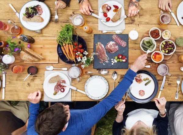 Amigos Comer juntos — Foto de Stock