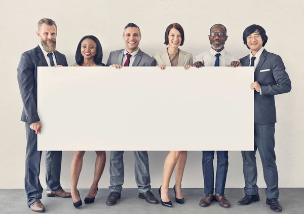 Menschen mit Infotafel — Stockfoto