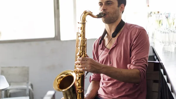 Jazzman jugando saxofón —  Fotos de Stock