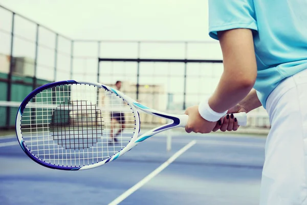 Люди в теннисном корте — стоковое фото