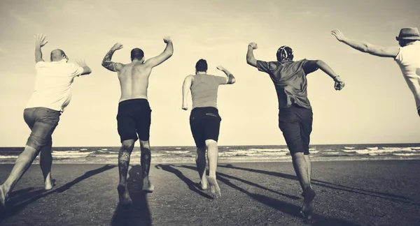 Jovens correndo no mar — Fotografia de Stock