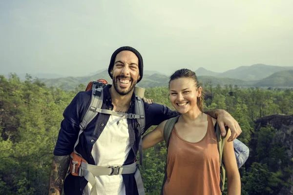 Casal jovem viajando — Fotografia de Stock