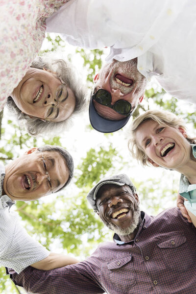 Старшие друзья веселятся в парке
