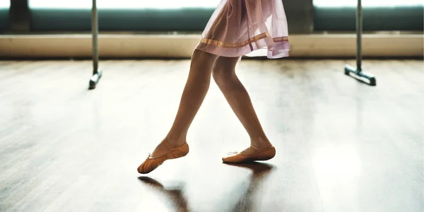 Bailarina Dançando na Escola de Ballet — Fotografia de Stock