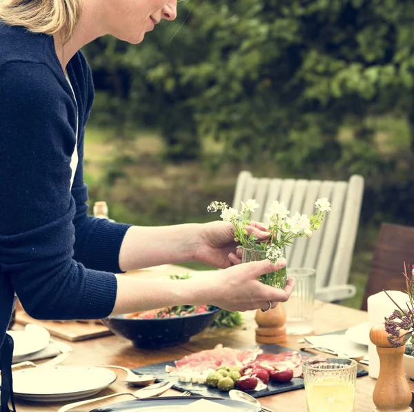 Casalinga preparare tavolo per il pranzo — Foto Stock