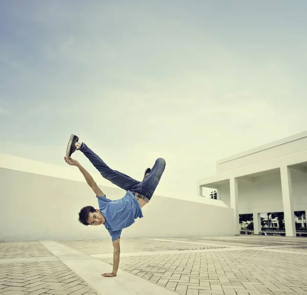 Mann tanzt Breakdance — Stockfoto