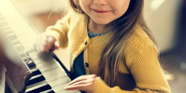 Чарівна дівчина грає на піаніно — стокове фото