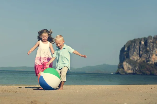 Children playing on the beach — Stock Photo, Image