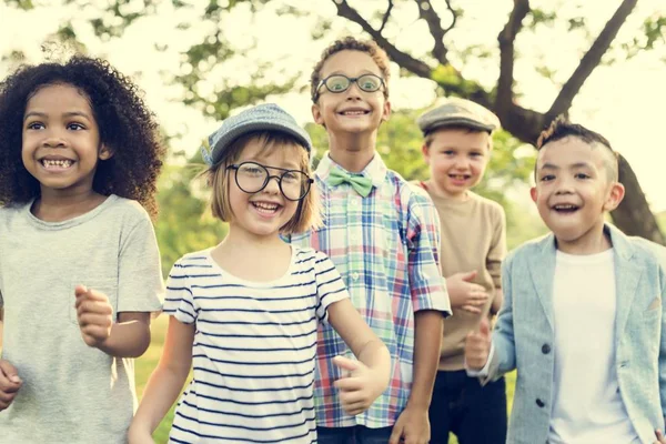 Barnen har roligt på park — Stockfoto