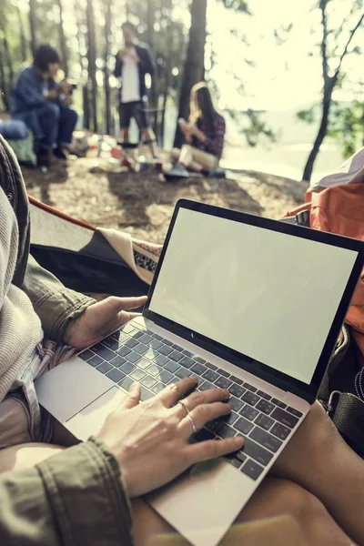 Pessoa usando laptop — Fotografia de Stock