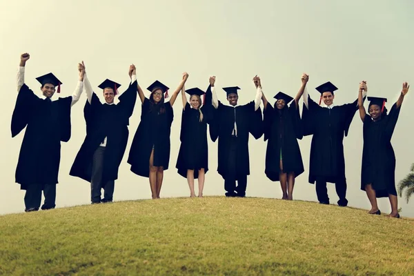 Groep studenten van afgestudeerden — Stockfoto