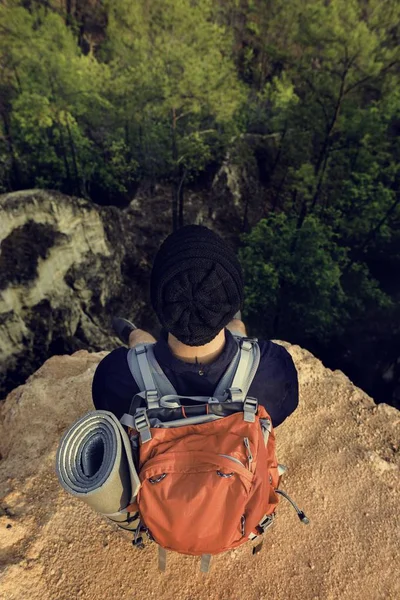 Male Traveler On Cliff — Fotografie, imagine de stoc