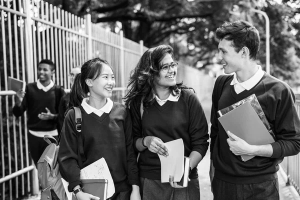 Diverse studenten in College Uniform — Stockfoto