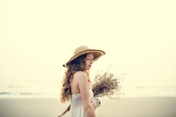 Mulher bonita com flores secas — Fotografia de Stock