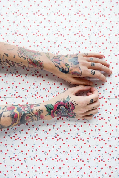 Mãos de mulher em tatuagens — Fotografia de Stock