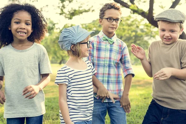 Barnen leker på park — Stockfoto