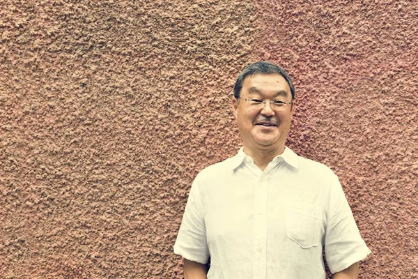 Senior japonés hombre sonriendo —  Fotos de Stock