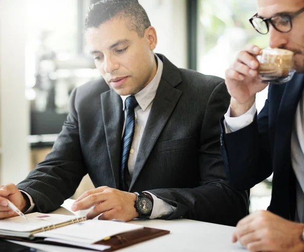 Des hommes d'affaires travaillant ensemble — Photo