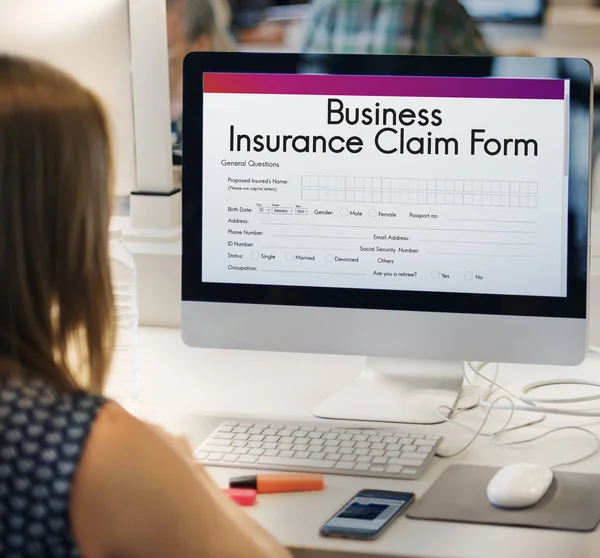 Woman using computer — Stock Photo, Image