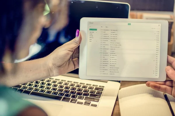 Mulher e homem usando tablet — Fotografia de Stock