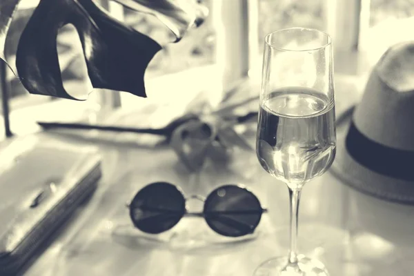 Glass of champagne and sunglasses — Stock Photo, Image